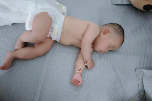 章丘宝宝多久会抬头